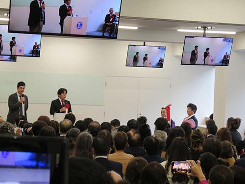 約３００人が参集した記念セレモニー会場の様子